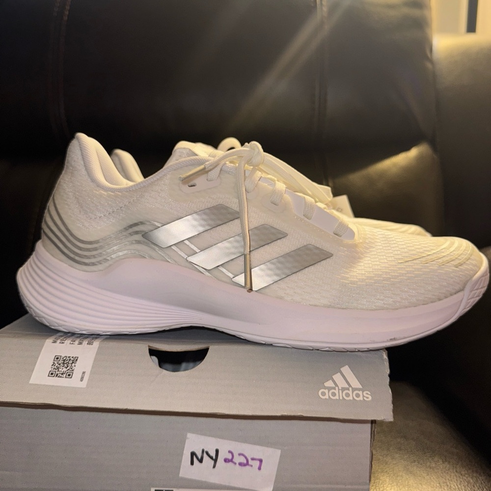 adidas Women's Novaflight Primegreen Sneaker Size 8 New In The Box GX8187 - Picture 3 of 6